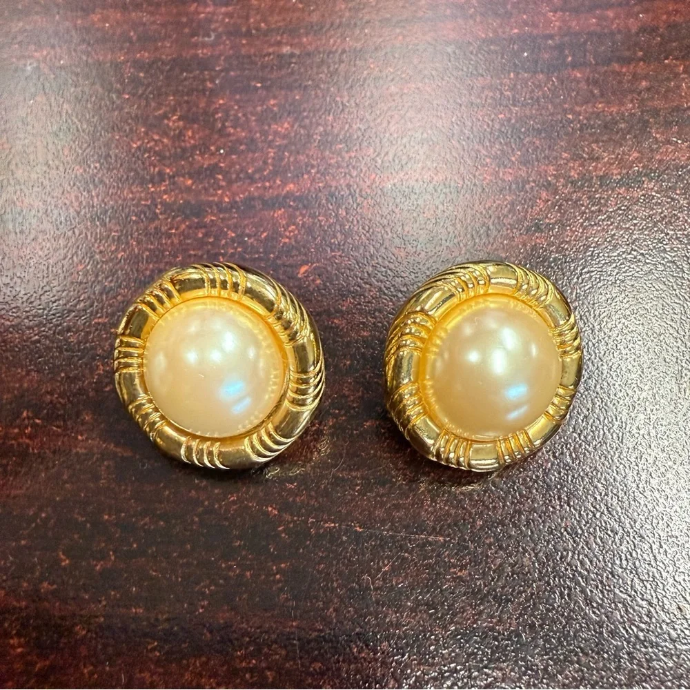 Avon Vintage fashion faux pearl and Goldtone  Button clip Earrings NIB 1986